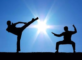 为什么新手不建议玩同花连张？解析听牌的陷阱（新手慎玩同花连张：听牌陷阱解析）